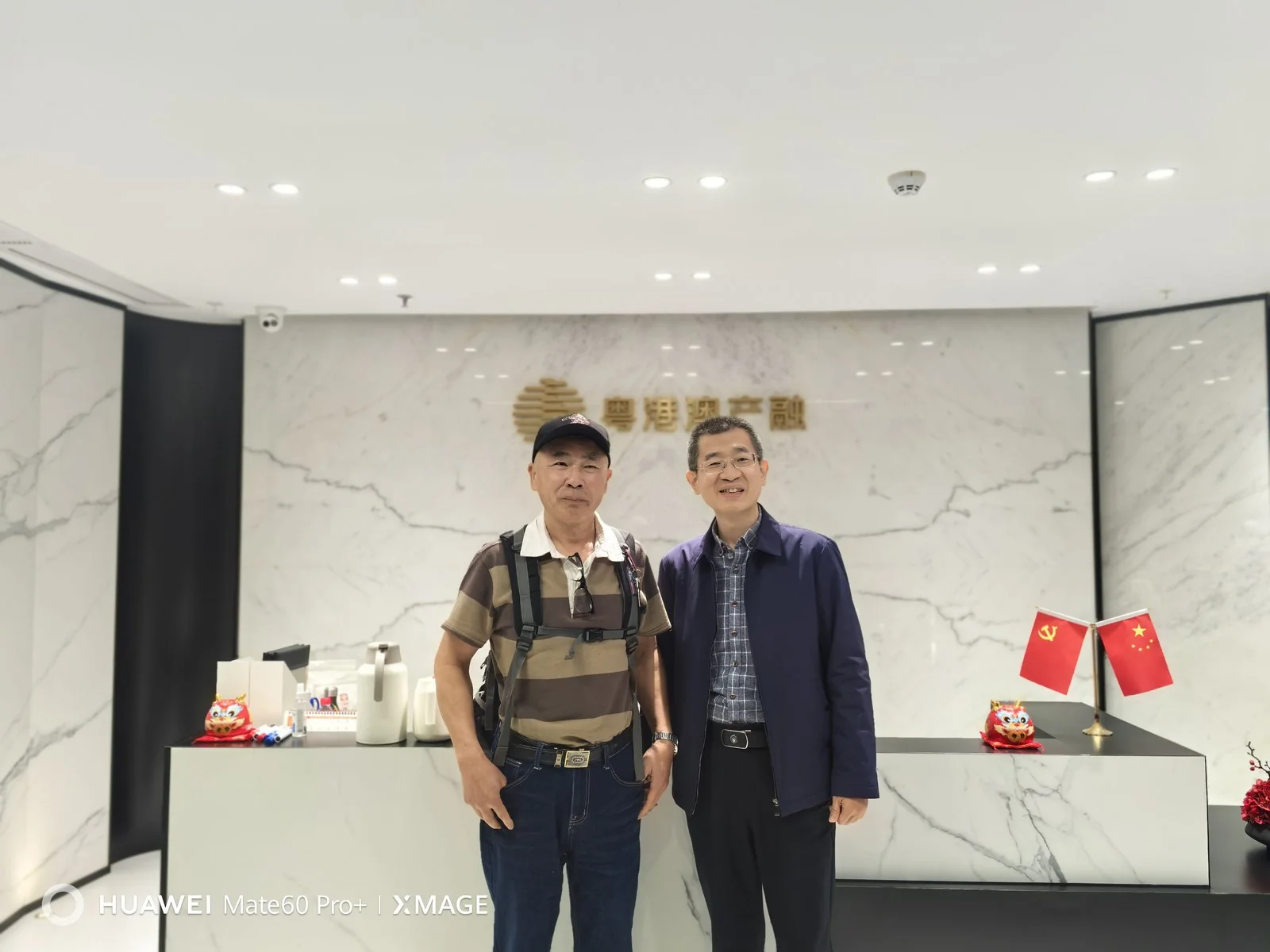 杜慕群接待来自加拿大的朋友