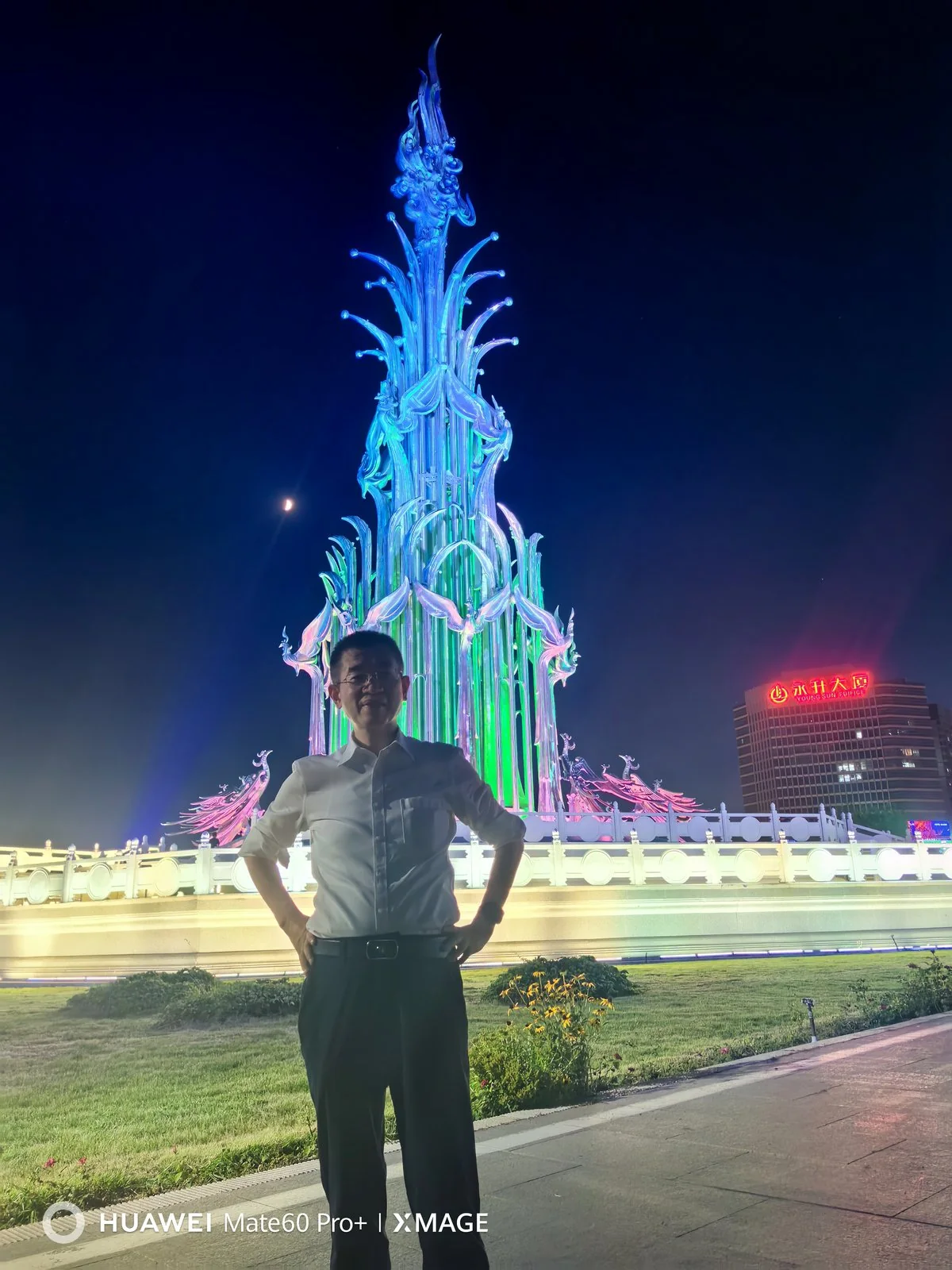 杜慕群在克拉玛依城市雕塑前