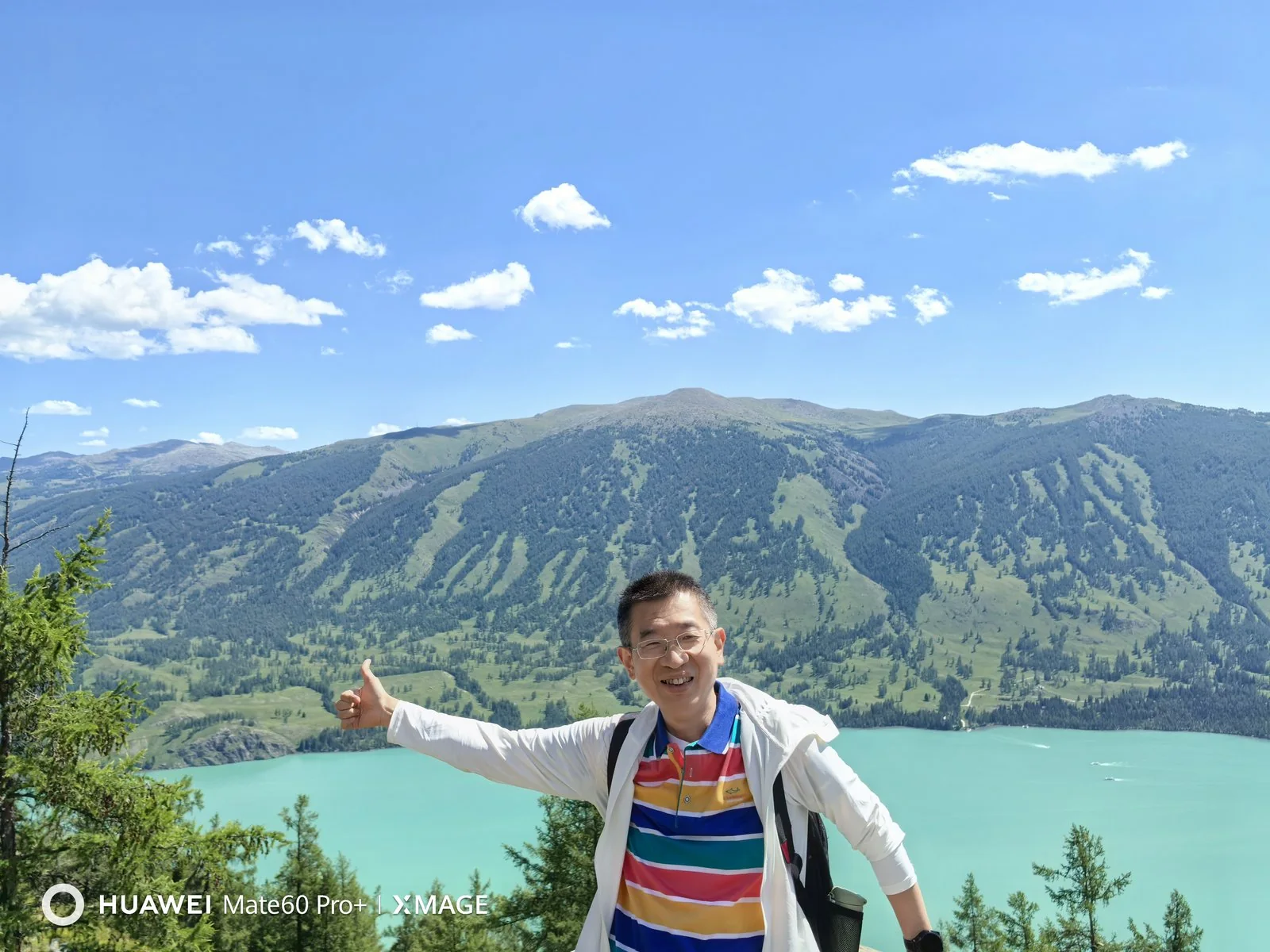 杜慕群在克拉玛依的山水之间