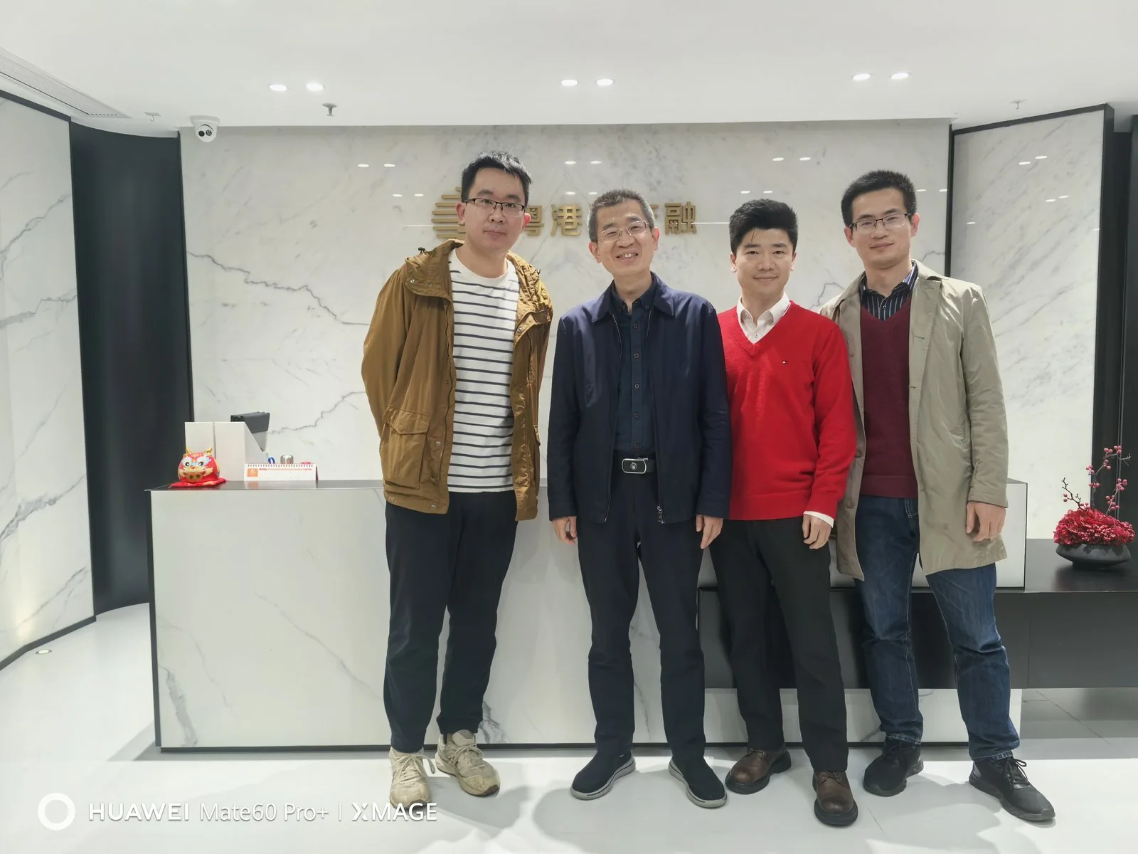 杜慕群在公司接待来访学生